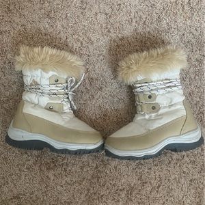 Adorable snow boots, size 9 little kid. Good used condition.